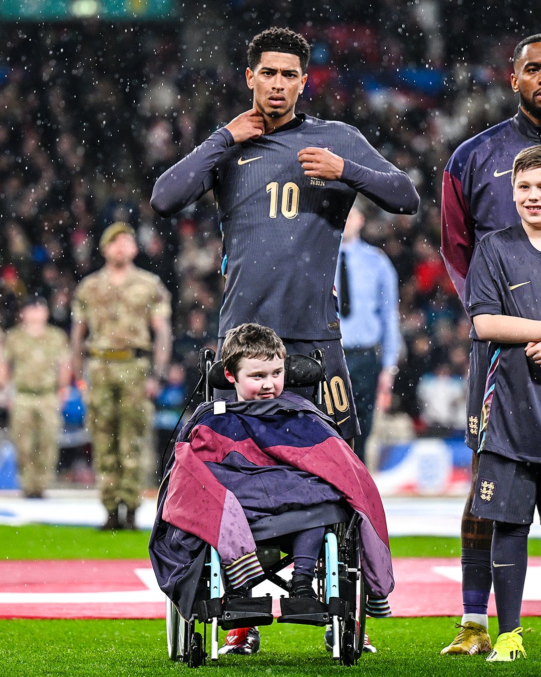 “WARM GESTURE: Jude Bellingham Offers His Jacket to Young England Mascot Amid Heavy Rain at Wembley 🥹🌧️”  ‎