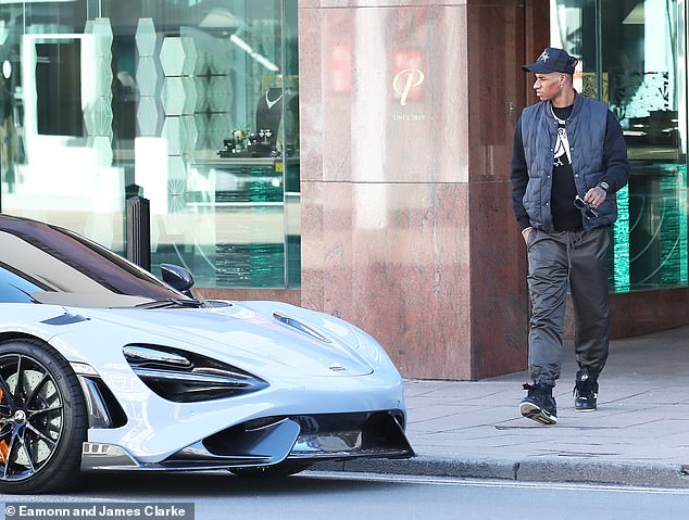 Marcus Rashford captured the beautiful moment getting into his £280,000 McLaren, before leaving and heading to his favorite jewelery store. This shows this football star’s unique style and taste off the field🚗🚗