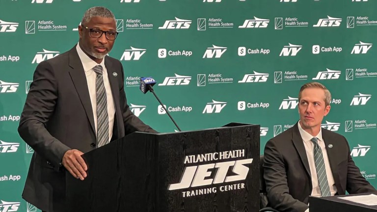 According to the New York Jets head coach’s announcement this morning, in response to a former traded personal agreement, it is confirmed that, as announced by the head coach, the ex-franchisee running back is expected to rejoin the New York Jets in less than 3 hours due to…